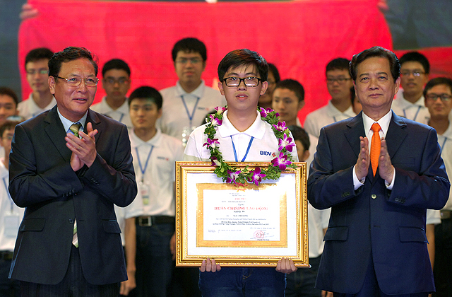 Thủ tướng Nguyễn Tấn Dũng trao Huân chương Lao động hạng Ba cho em Ngô Phi Long