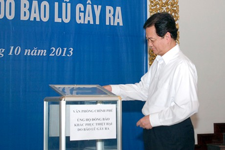 Thủ tướng Nguyễn Tấn Dũng ủng hộ đồng bào miền Trung bị bão lũ