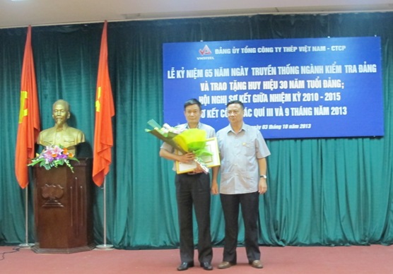 Đồng chí Đặng Thúc Kháng - Bí thư Đảng ủy - Chủ tịch HĐQT Tổng Công ty Thép Việt Nam đã trao tặng Giấy khen cho tập thể và cá nhân đạt thành tích trong công tác kiểm tra Đảng