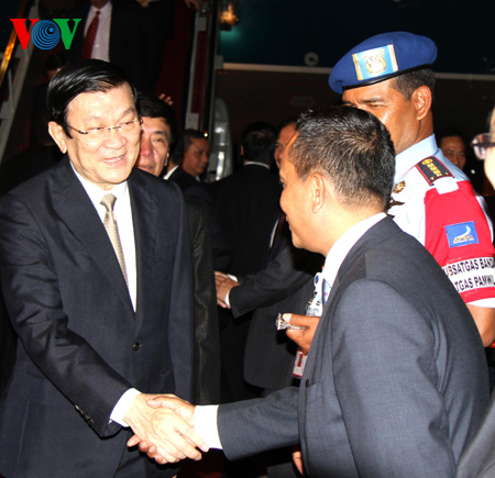 Đón đoàn tại sân bay có đại diện thành viên Chính phủ Indonesia, Tỉnh trưởng tỉnh Bali, Tư lệnh vùng Bali, Đại sứ Indonesia tại Việt Nam.