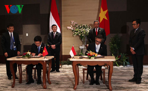 Chủ tịch nước Trương Tấn Sang và Tổng thống Indonesia Susilo Bambang Yudhoyono đã chứng kiến lễ ký Chương trình Hành động giai đoạn 2014-2018 triển khai quan hệ Đối tác Chiến lược Việt Nam – Indonesia