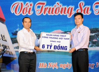 Ủy viên HĐQT VietinBank Phạm Huy Thông trao ủng hộ 6 tỷ đồng hưởng ứng cuộc vận động Ngân hàng Việt Nam với Trường Sa