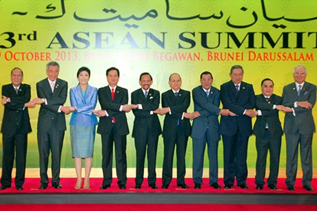 Lãnh đạo các nước tham dự Hội nghị Cấp cao ASEAN lần thứ 23 và các Hội nghị Cấp cao liên quan.