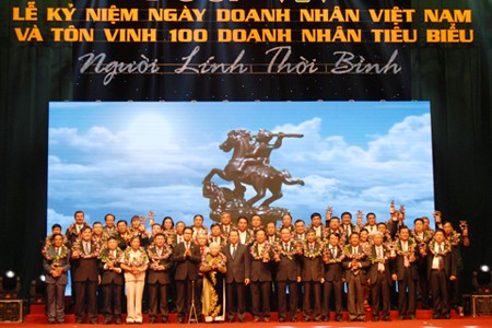 Phó Thủ tướng Vũ Văn Ninh và các doanh nhân Việt Nam tiêu biểu năm 2013.