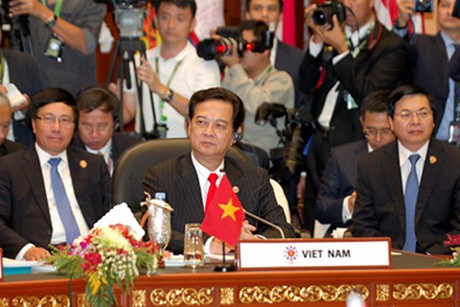 Thủ tướng Nguyễn Tấn Dũng dẫn đầu đoàn Việt Nam đã cùng các nước ASEAN và Chủ tịch ASEAN, Brunei, đóng góp vào thành công của Hội nghị cấp cao ASEAN lần thứ 23 và các Hội nghị cấp cao liên quan.