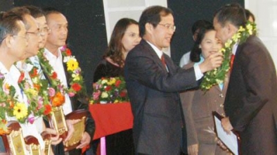 Tôn vinh những doanh nghiệp tiêu biểu tỉnh Lâm Đồng 2013. Ảnh: Mai Văn Bảo 