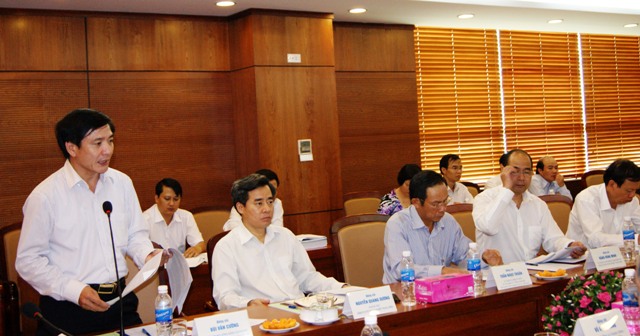 Đồng chí Bùi Văn Cường, Ủy viên dự khuyết Trung ương Đảng, Bí thư Đảng ủy Khối DNTW tiếp thu ý kiến của Đoàn công tác.