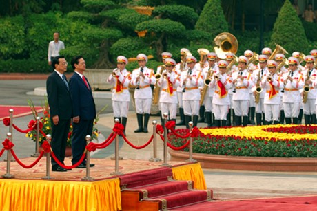 Thủ tướng Nguyễn Tấn Dũng chủ trì lễ đón chính thức Thủ tướng Quốc vụ viện nước CHND Trung Hoa Lý Khắc Cường.