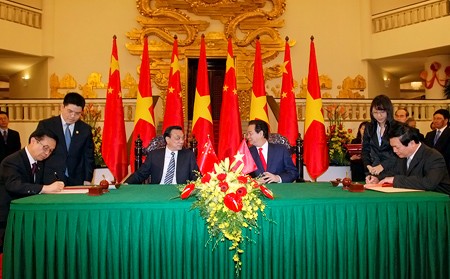 Hai Thủ tướng chứng kiến lễ ký văn bản thỏa thuận hợp tác giữa Bộ Công Thương Việt Nam và Bộ Thương mại Trung Quốc.