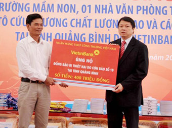 Vietinbank trao ủng hộ 400 triệu đồng cho đồng bào bị bão lụt Quảng Bình