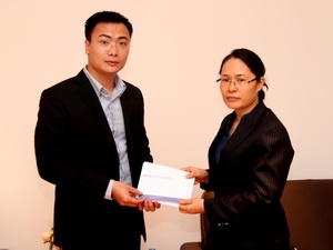 Đại diện BIDV trao tiền cho Phó Tổng Giám đốc Luongsamay Luongvansay