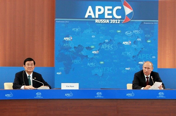 Chủ tịch nước Trương Tấn Sang họp báo chung với Tổng thống Nga Vladimir Putin tại Hội nghị APEC 2012 (Ảnh: Nguyễn Khang-TTXVN)