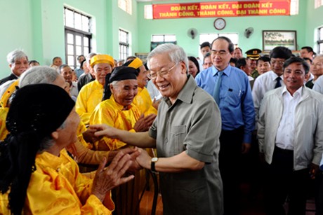 Tổng Bí thư Nguyễn Phú Trọng thăm hỏi sức khỏe các cụ cao tuổi thôn Trai Trang. Ảnh: VGP/Từ Lương