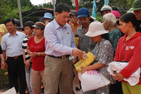 Ông Phạm Huy Hùng - Chủ tịch HĐQT VietinBank trao gạo cho đồng bào vùng lũ