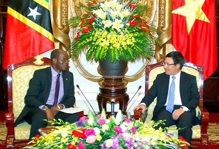Phó Thủ tướng, Bộ trưởng Ngoại giao Phạm Bình Minh và Bộ trưởng Bộ Ngoại giao Saint Kitts and Nevis. Ảnh VGP/Hải Minh