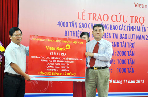 Chủ tịch HĐQT VietinBank Phạm Huy Hùng trao cứu trợ 4000 tấn gạo cho đồng bào miền Trung bị thiệt hại do bão lụt