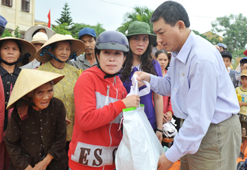 Chủ tịch HĐQT Phạm Huy Hùng trực tiếp trao gạo cho người dân huyện Tư Nghĩa, Quảng Ngãi
