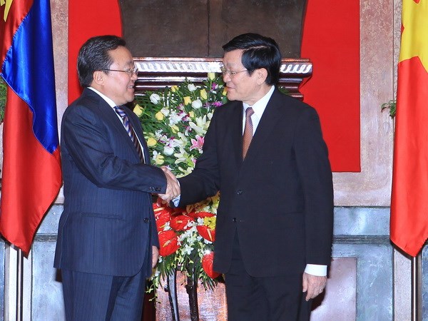 Chủ tịch nước Trương Tấn Sang đón Tổng thống Tsakhiagiin Elbegdorj. (Ảnh: Nguyễn Khang/TTXVN)