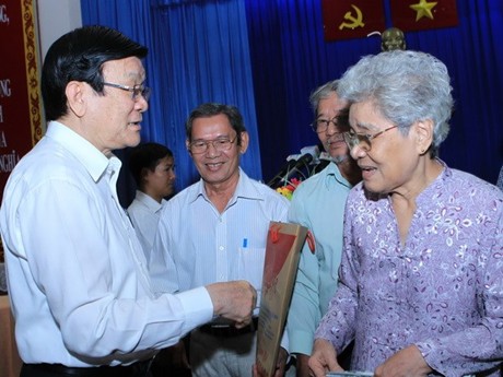 Chủ tịch nước Trương Tấn Sang và cử tri Quận 4, TP Hồ Chí Minh. Ảnh: TTXVN