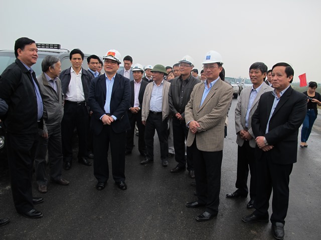 Phó Thủ tướng Hoàng Trung Hải cùng đoàn công tác kiểm tra tiến độ một gói thầu tại Hưng Yên