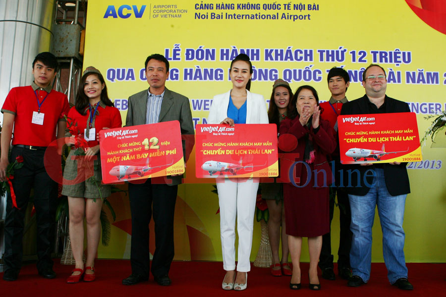 Đại diện Hãng Hàng không VietJetAir tặng phần thưởng cho 3 hành khách đặc biệt trong ngày 5-12.
