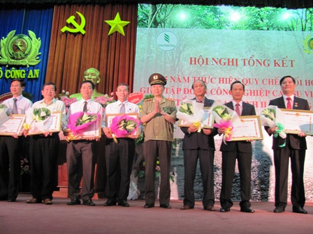 Đại tướng Trần Đại Quang, Ủy viên Bộ Chính trị, Bộ trưởng Bộ Công an trao Bằng khen cho tập thể, cá nhân điển hình