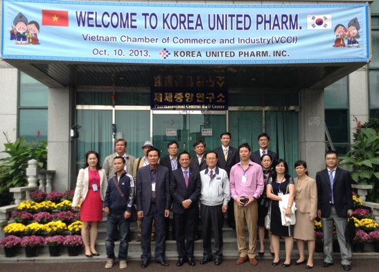 Đoàn công tác của Đảng ủy Khối thăm quan Công ty Korea United Pharm.Inc