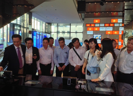 Đoàn công tác của Đảng ủy Khối thăm quan Tập đoàn Sam Sung 