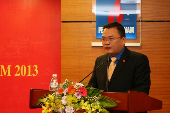 Đồng chí Nguyễn Quốc Thịnh – Bí thư Đoàn Thanh niên Tập đoàn Dầu khí báo cáo những kết quả đạt được trong công tác Đoàn và phong trào thanh niên năm 2013 