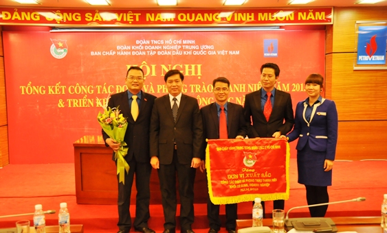 Đồng chí Nguyễn Long Hải, Bí thư Trung ương Đoàn (thứ hai trái sang) tặng cờ đơn vị xuất sắc cho Đoàn Tập đoàn