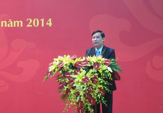 Đồng chí Phạm Tấn Công - Chánh văn phòng Đảng ủy Khối DNTW trình bày báo cáo tại Hội nghị