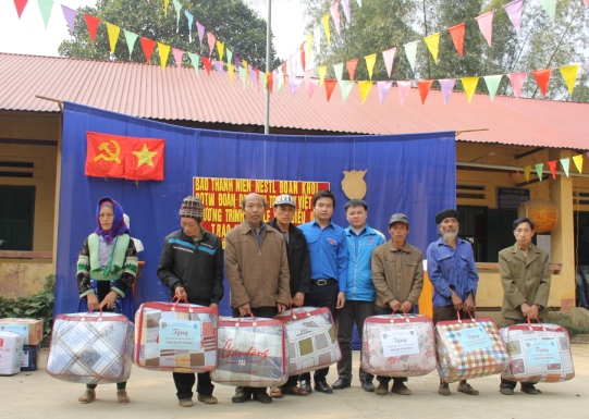 PVC trao chăn ấm tại xã Lương Thông