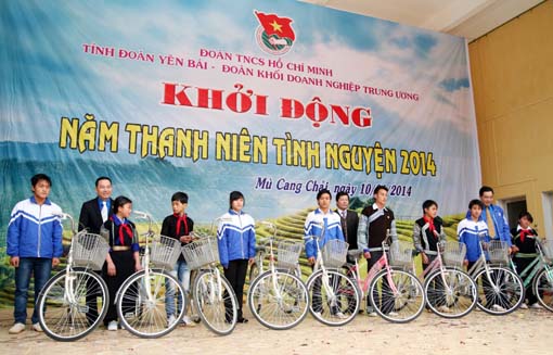 Tặng xe đạp cho các em học sinh