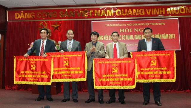 Các đơn vị nhận Cờ thi đua Tập thể lao động xuất sắc của Đảng ủy Khối.