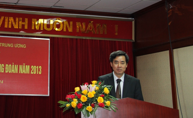Đồng chí Nguyễn Quang Dương, Phó Bí thư Đảng ủy Khối phát động thi đua năm 2014.