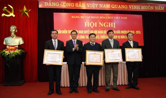 Đảng ủy Khối trao tặng Bằng khen cho đảng viên đủ tư cách hoàn thành xuất sắc nhiệm vụ 5 năm liền (2009 - 2013) 