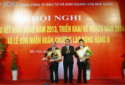 Phó Thủ tướng Vũ Văn Ninh trao tặng Huận Chương Lao động hạng Nhì cho các cá nhân của SCIC 