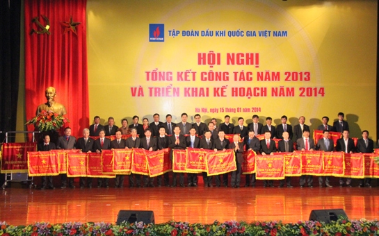 Trao tặng Cờ thi đua của Tập đoàn cho các tập thể có thành tích xuất sắc trong năm 2013
