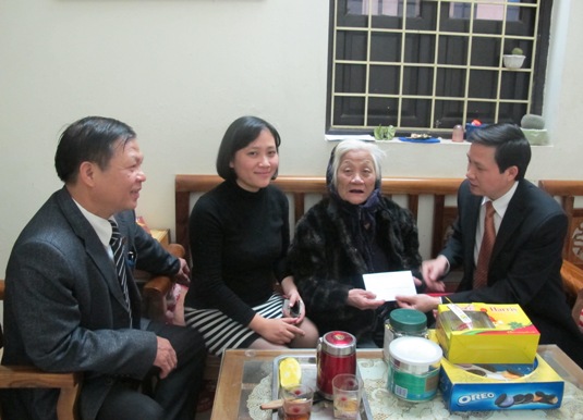 Đại diện lãnh đạo Công đoàn cơ quan Đảng ủy Khối doanh nghiệp Trung ương trao quà cho mẹ Liệt sĩ Phạm Thị Minh