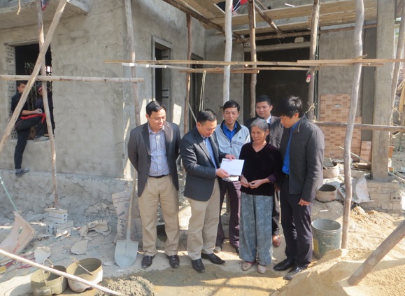 Đoàn Khối trao kinh phí hỗ trợ xây dựng nhà tình nghĩa cho gia đình bà Trần Thị Kiệm tại khối Đông Triều, xã Quỳnh Dỵ, thị xã Hoàng Mai, tỉnh Nghệ An
