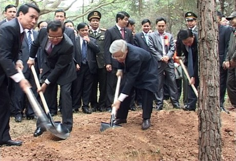 Tổng Bí thư Nguyễn Phú Trọng trồng cây tại đồi Đồng Váng, thôn Yên Bồ, xã Vật Lại, huyện Ba Vì. Ảnh Hà Nội mới 