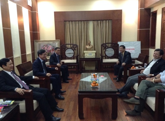 Đồng chí Nguyễn Quang Dương - Phó Bí thư Đảng ủy Khối đi thăm và chúc tết cán bộ, đảng viên, người lao động Tổng Công ty Xi măng VN
