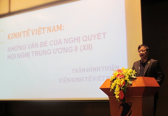 PGS-TS Trần Đình Thiên, Viện trưởng Viện Kinh tế Việt Nam truyền đạt các nội dung Nghị quyết Trung ương 8 cho cán bộ, đảng viên Tập đoàn VNPT