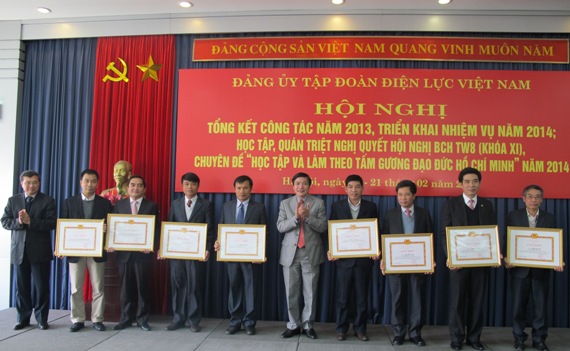 Trao tặng Bằng khen của Đảng ủy Khối cho các tổ chức Đảng, đảng viên tiêu biểu xuất sắc