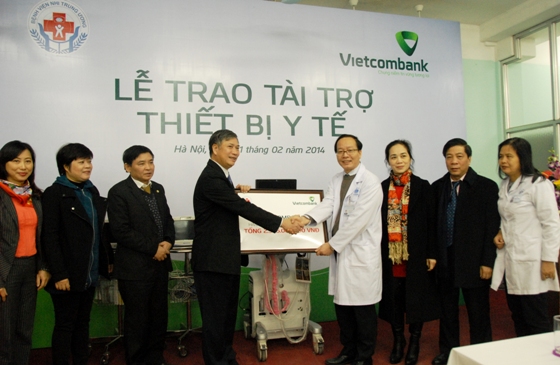 Tiến sĩ Trần Minh Điển – Phó giám đốc Bệnh viện Nhi Trung ương nhận số thiết bị do Vietcombank tài trợ