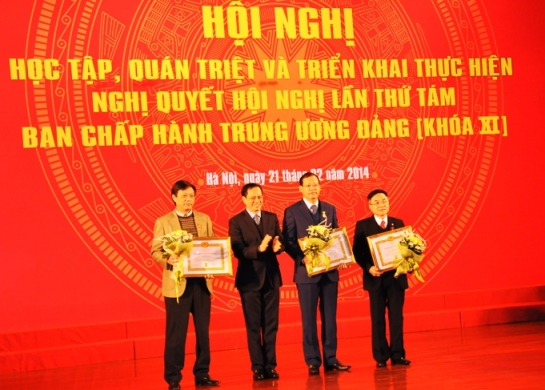 Đồng chí Nguyễn Văn Ngọc - Phó Bí thư Đảng ủy Khối Doanh nghiệp Trung ương đã trao Huy hiệu 40 năm và 30 năm tuổi Đảng cho lãnh đạo PVN