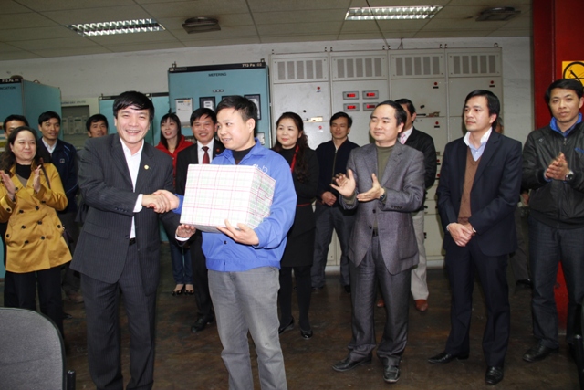 Đồng chí Bí thư Đảng ủy Khối thăm, tặng quà cán bộ, công nhân Nhà máy Điện của Tổng công ty.