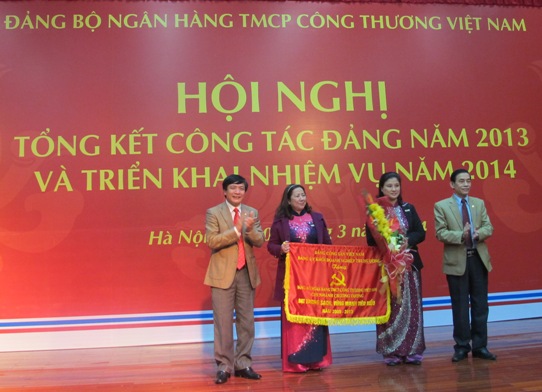Đảng ủy Khối DNTW tặng Cờ thi đua trong sạch vững mạnh tiêu biểu 5 năm (2009 - 2013) cho tổ chức Đảng trực thuộc Đảng bộ VietinBank