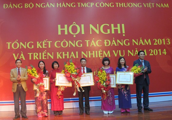 Trao tặng Bằng khen của Đảng ủy Khối cho tổ chức Đảng hoàn thành xuất sắc nhiệm vụ năm 2013