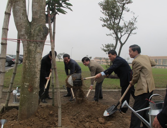 Lãnh đạo Đảng ủy Khối và VietinBank tham gia phát động Tết trồng cây tại trường Đào tạo và Phát triển nguồn nhân lực (Vân Canh, Hà Nội)